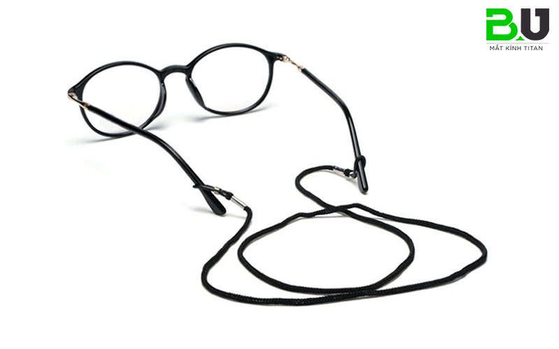 Người cận thị có cơ địa da dầu, nhờn khiến gọng kính khó bám sát vào sống mũi nên dùng dây đeo kính