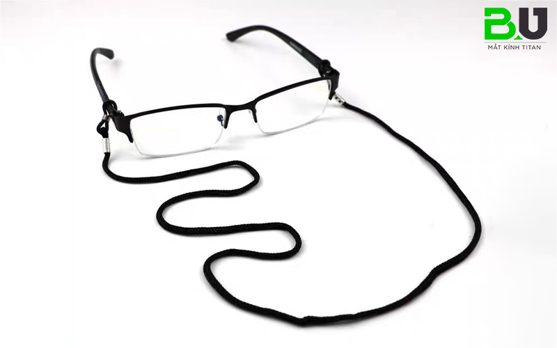 Những người thường xuyên tham gia thể thao nên lựa chọn dây đeo kính bằng silicone 