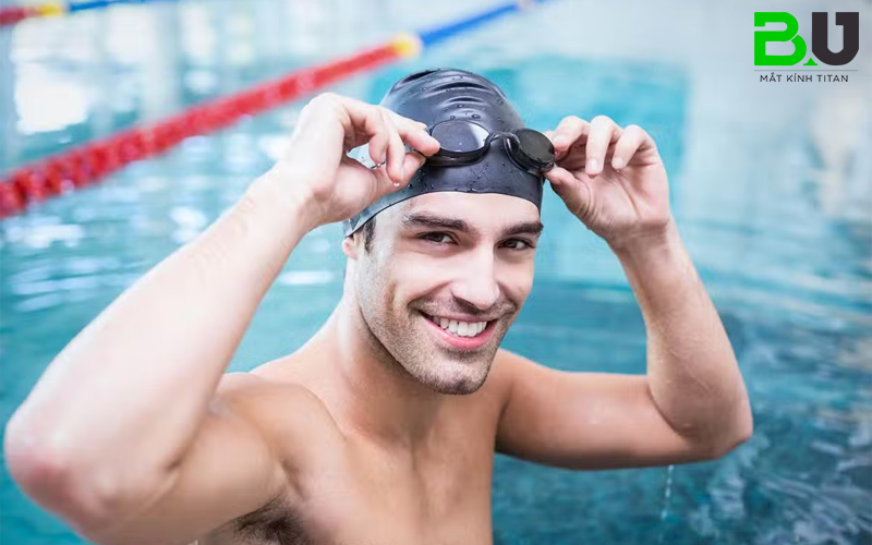 Người đi bơi nên chọn kính bơi có độ nhỏ hơn hoặc bằng với độ cận thực tế