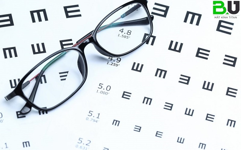 Người được đo mắt sẽ lần lượt đọc các hướng đúng của ký tự này dựa trên yêu cầu của kỹ thuật viên