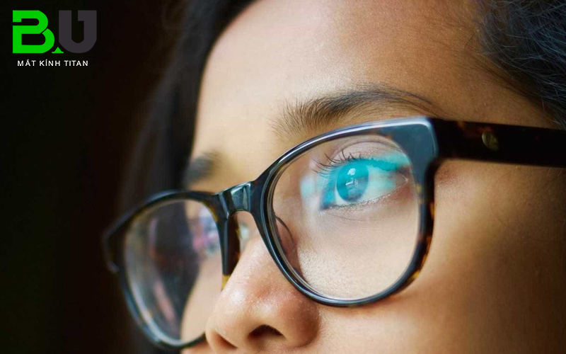 Tròng kính chống ánh sáng xanh giúp mắt hạn chế điều tiết tối đa 