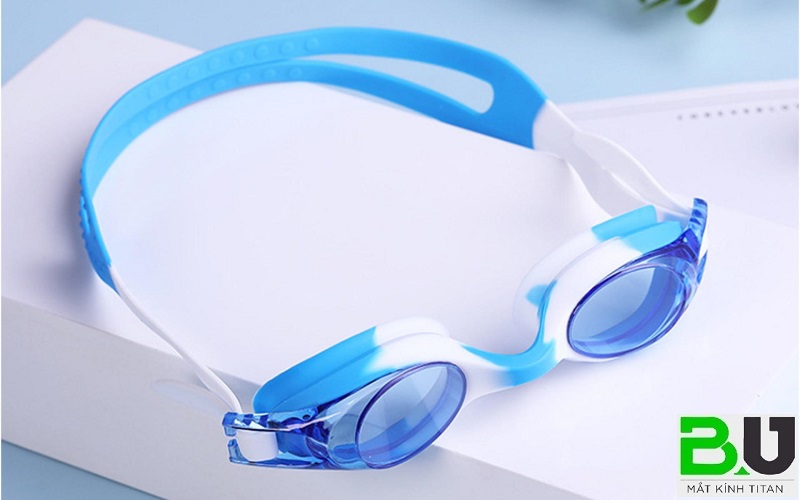 Nếu bơi trong nhà, trong bể bơi có mái che thì bạn có thể chọn kính bơi màu xanh