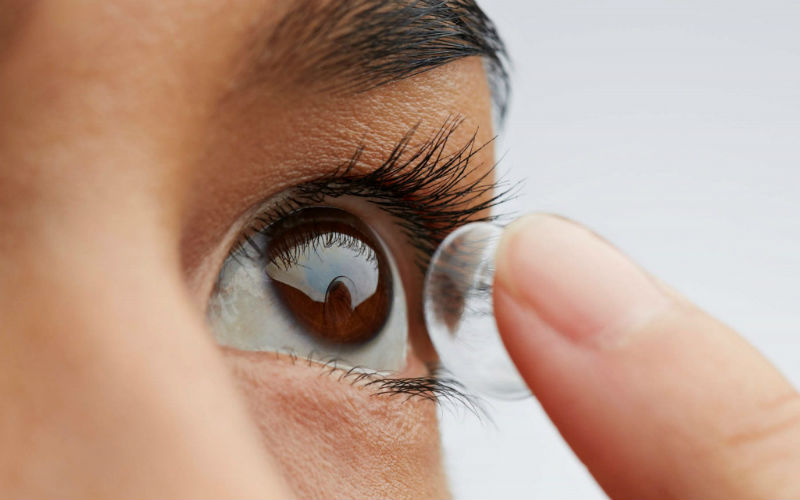 Việc đeo lens kéo dài trong nhiều tiếng đồng hồ khiến mắt bị khô nhức mỏi