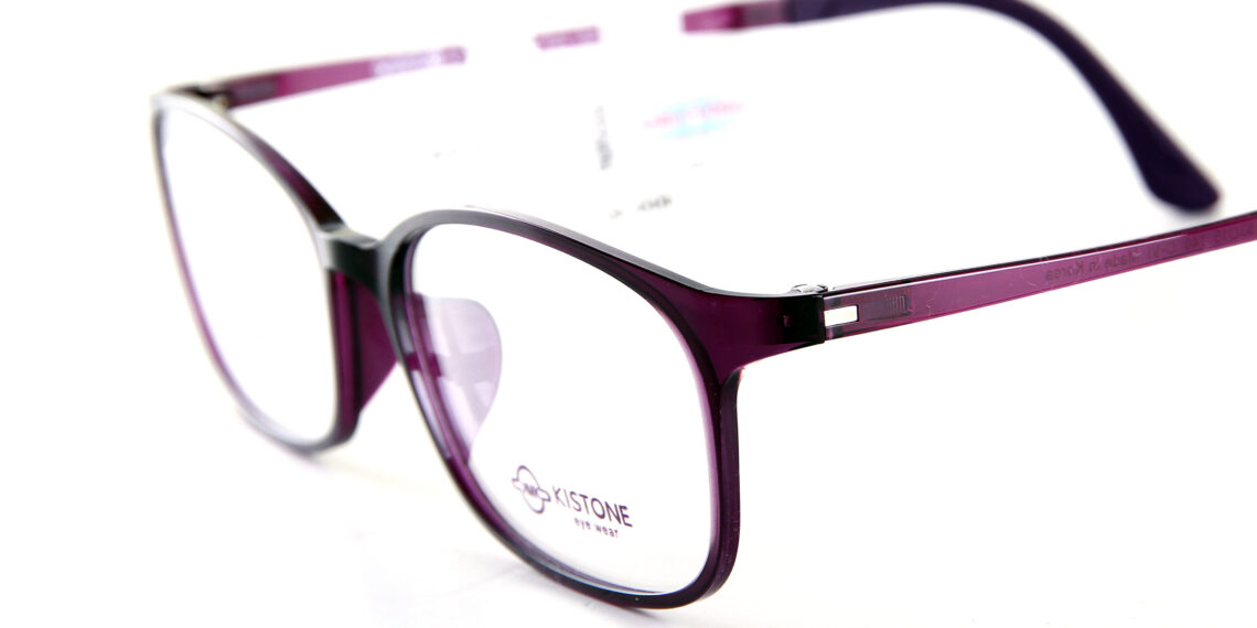 Có Nên Đeo Kính Cận Đổi Màu Không