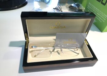 Có nên đeo kính cận đổi màu