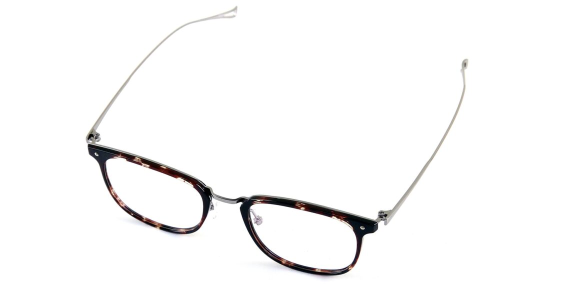 Làm đẹp cho đôi mắt cận