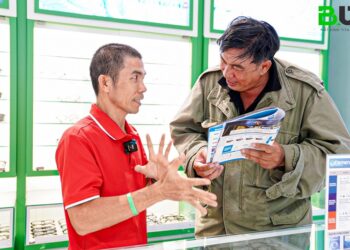 deo-kinh-chong-anh-sang-xanh-co-bi-can-khong-1610