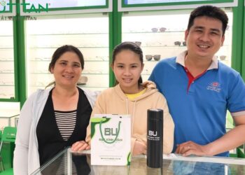 bi-can-co-nen-deo-kinh-thuong-xuyen-khong-1504