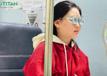 Cận thị có nên đeo kính thường xuyên