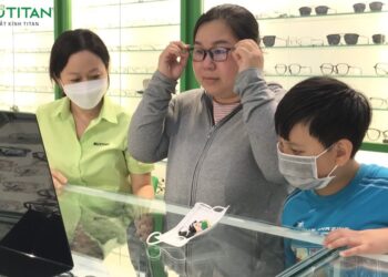 Có nên đeo kính cận thường xuyên