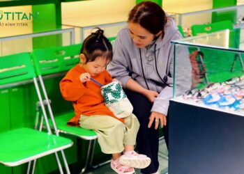 em-can-lam-gi-de-bao-ve-doi-mat-0304