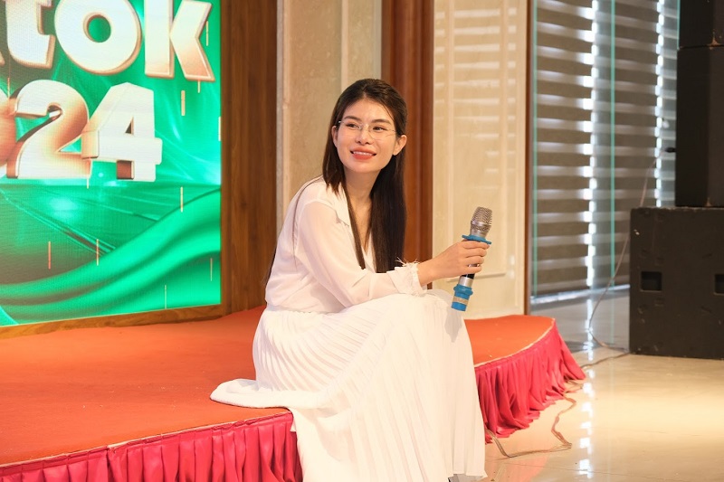 Mắt kính khoan titan