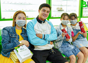 Em bé tập bơi dưới nước