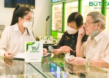 Mua kính lão có cần đo mắt không