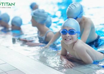 Bé học bơi lội