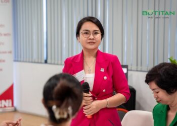 Có nên thay kính cận thường xuyên,