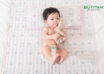 Vì sao trẻ sơ sinh hay trợn mắt