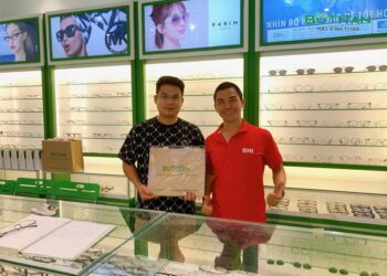 Đeo kính nhẹ hơn độ cận có sao không