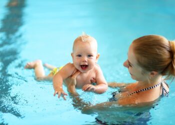 Em bé đi tập bơi