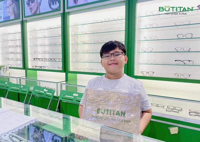 Mắt cận thị là mắt có dấu hiệu sau