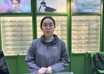 Giật mắt phải nữ theo giờ