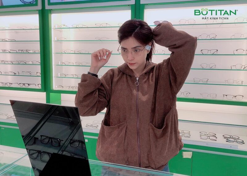 Nữ bị giật mắt phải