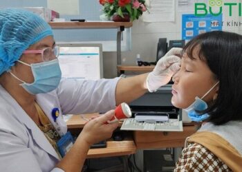 Đau mắt đỏ cần kiêng gì