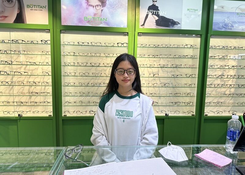 Đau mắt đỏ kiêng gió không