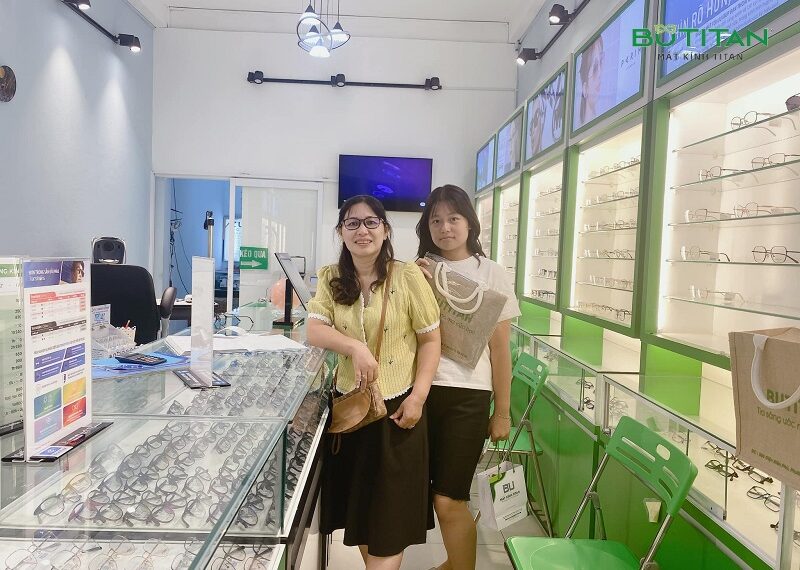 Loạn thị có cần đeo kính không