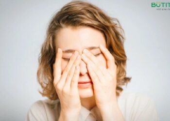 Đau mắt đỏ có tắm được không