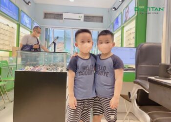 Nhược thị có nên đeo kính không