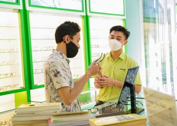 Cách tháo tròng kính gọng nhựa cứng