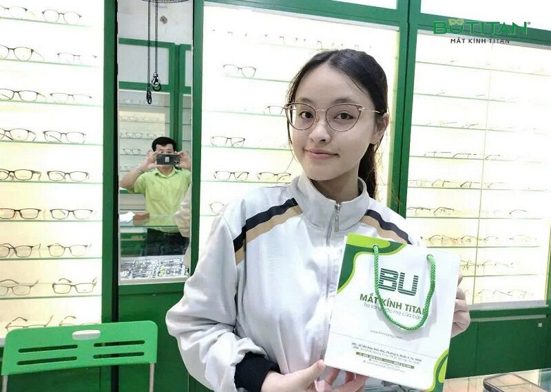 Mắt kính bị trầy xước