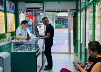 Mắt kính cận chống lóa ban đêm