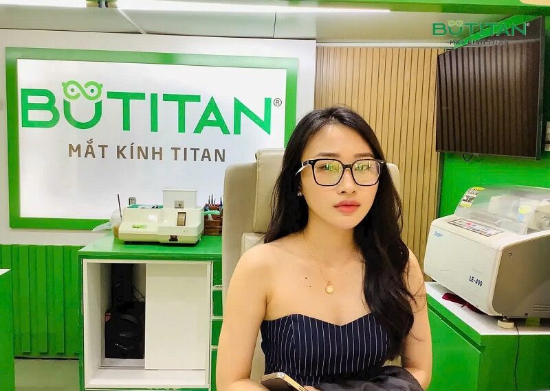 Thay tròng kính