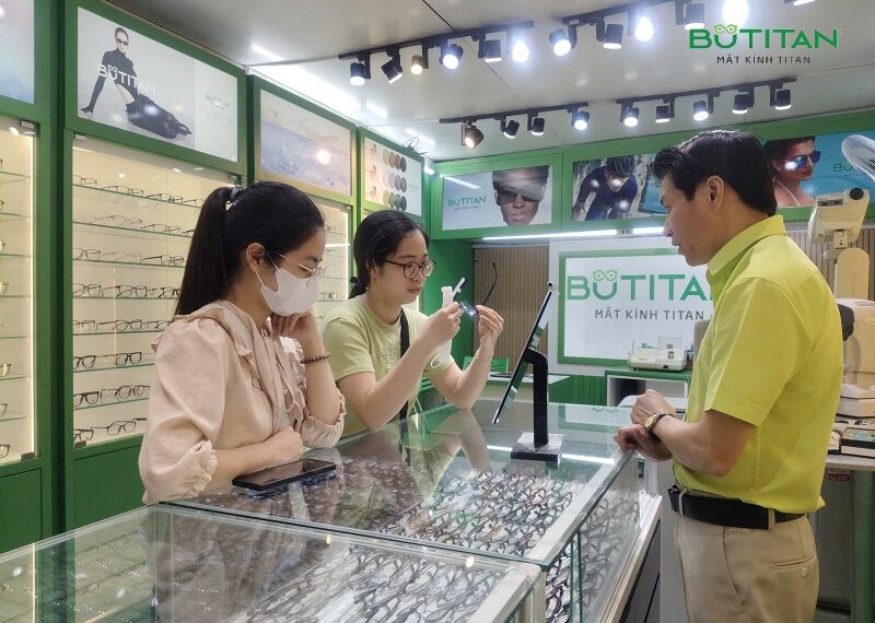 Cách vệ sinh gọng kính cận kim loại