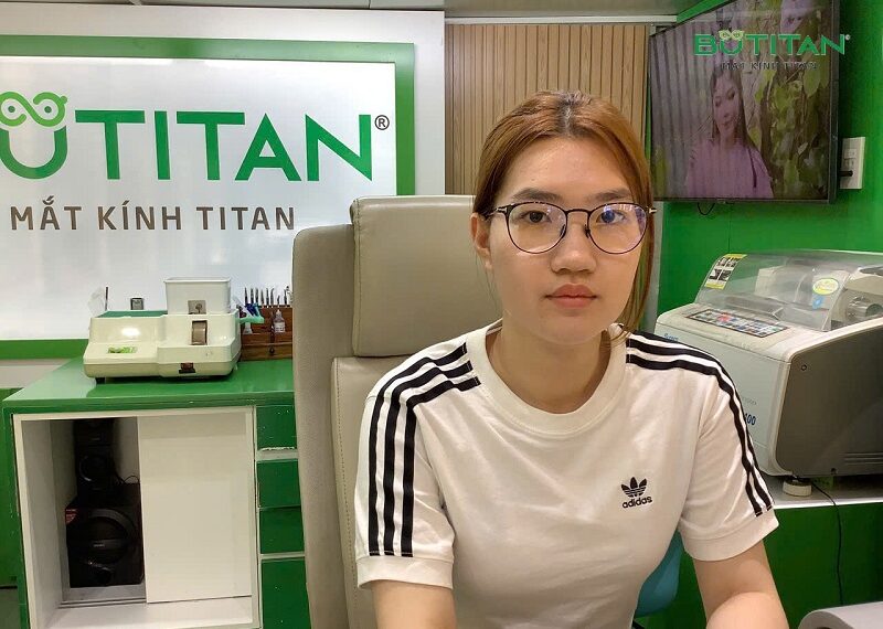 Đeo kính bị nhức đầu