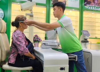 Kỹ thuật viên kính thuốc