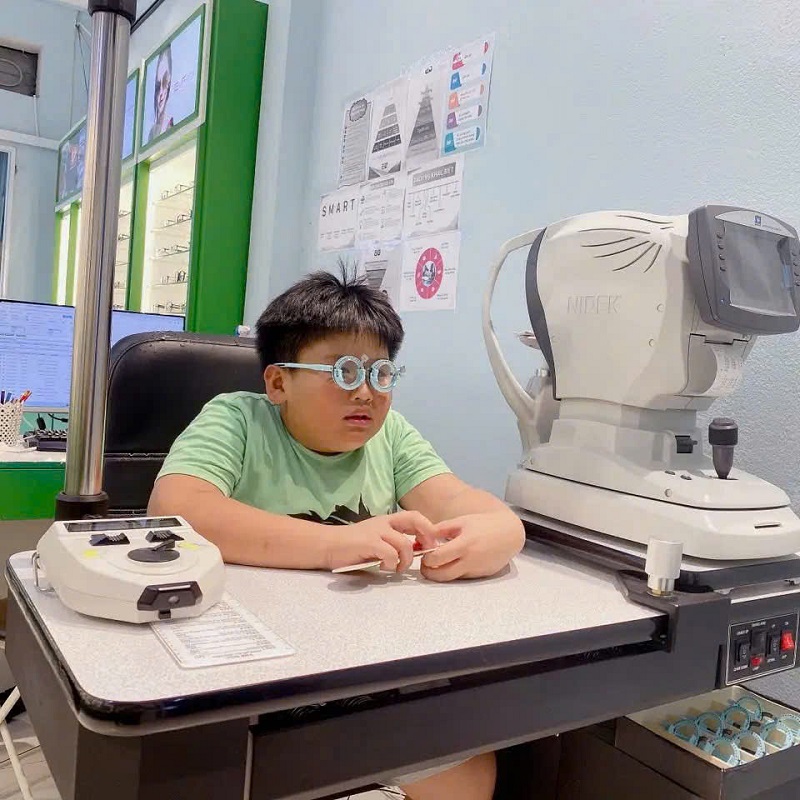 Có nên mổ cận không