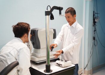 Mắt kính cận giá bao nhiêu