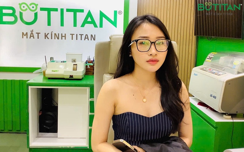 Tròng kính chống ánh sáng xanh đổi màu