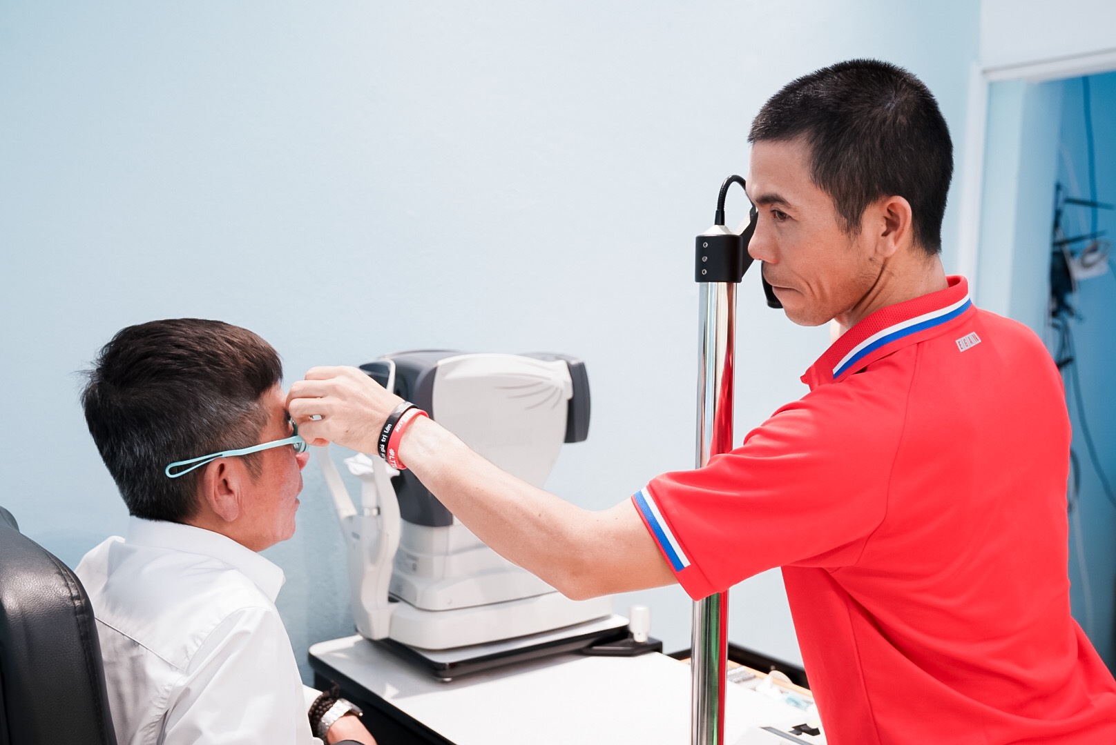 Mắt kính cận giá bao nhiêu