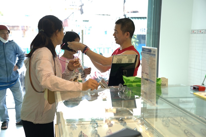 Mắt kính cận giá bao nhiêu