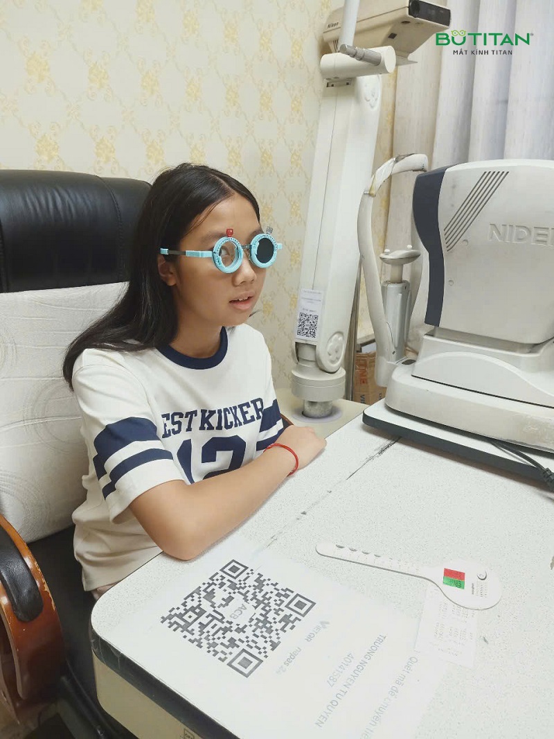 Mua kính cận trên mạng có tốt không