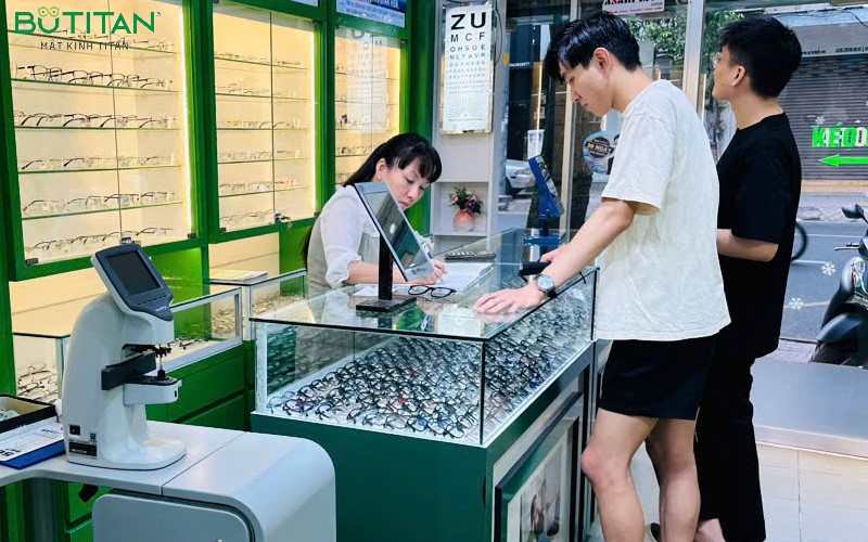 Cận 3 độ có nặng không