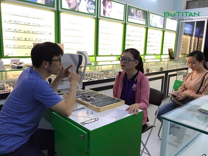 Đeo kính cận nhìn vật bị cong