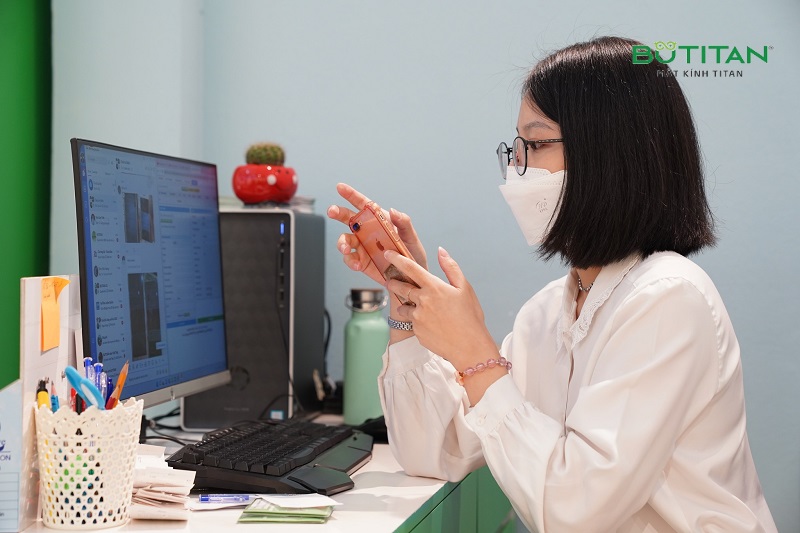 Đeo kính cận nhìn vật bị lồi