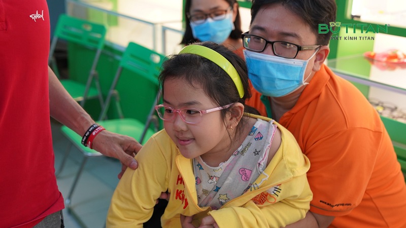 Mắt nhìn vật bị cong