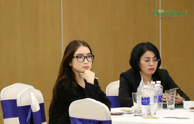 Tại sao đeo kính cận bị mỏi mắt