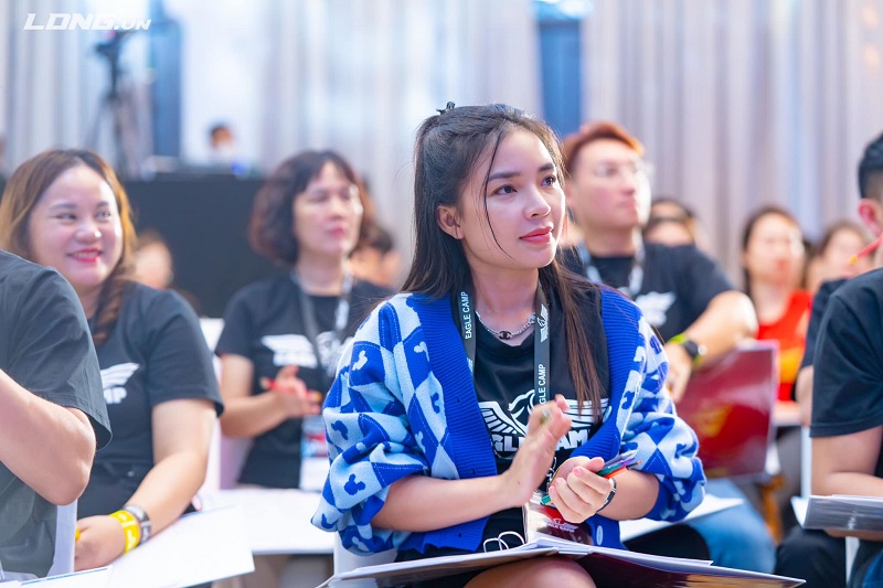 Mắt trái tự nhiên bị mờ